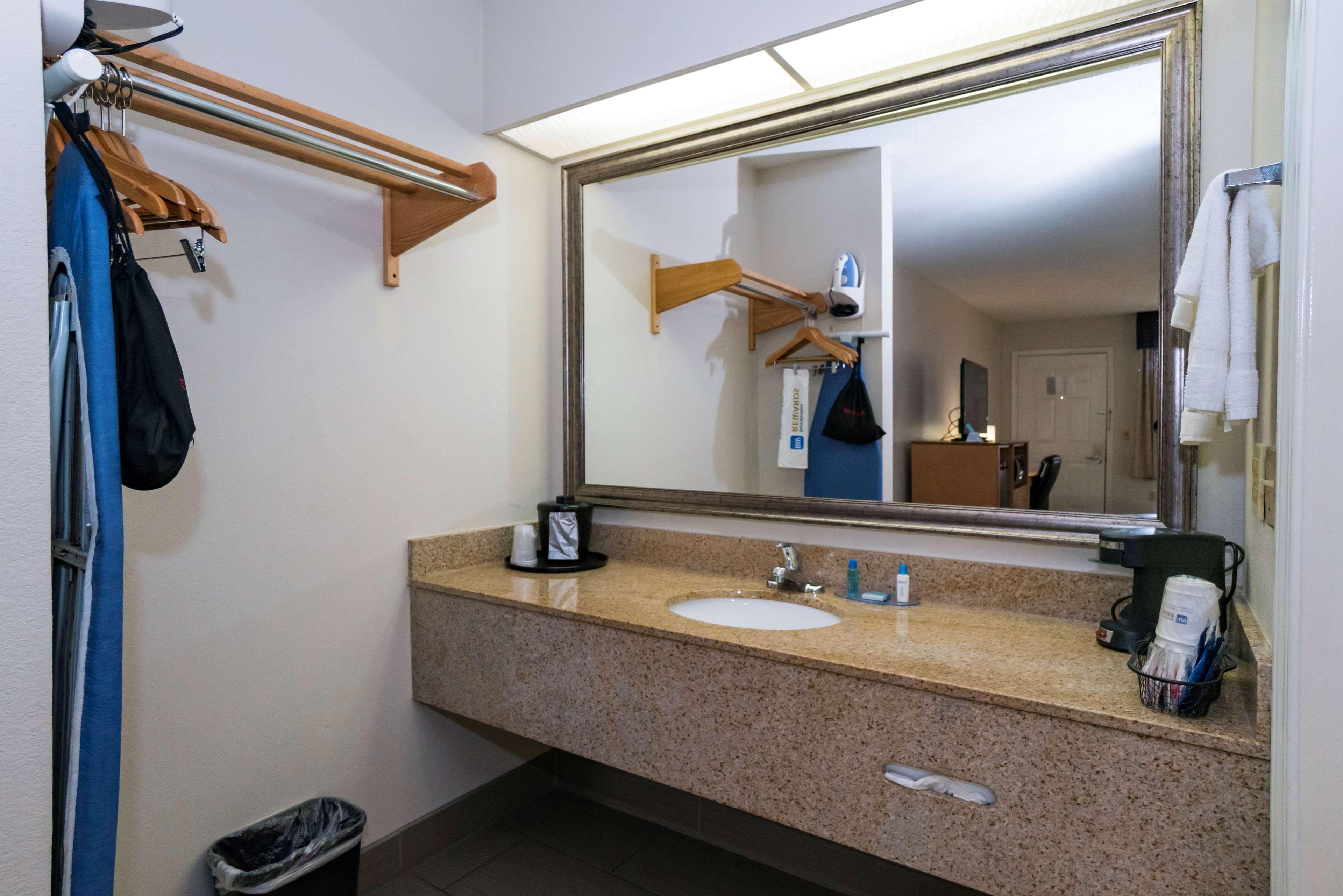 Best Western Airport Inn Пърл Екстериор снимка
