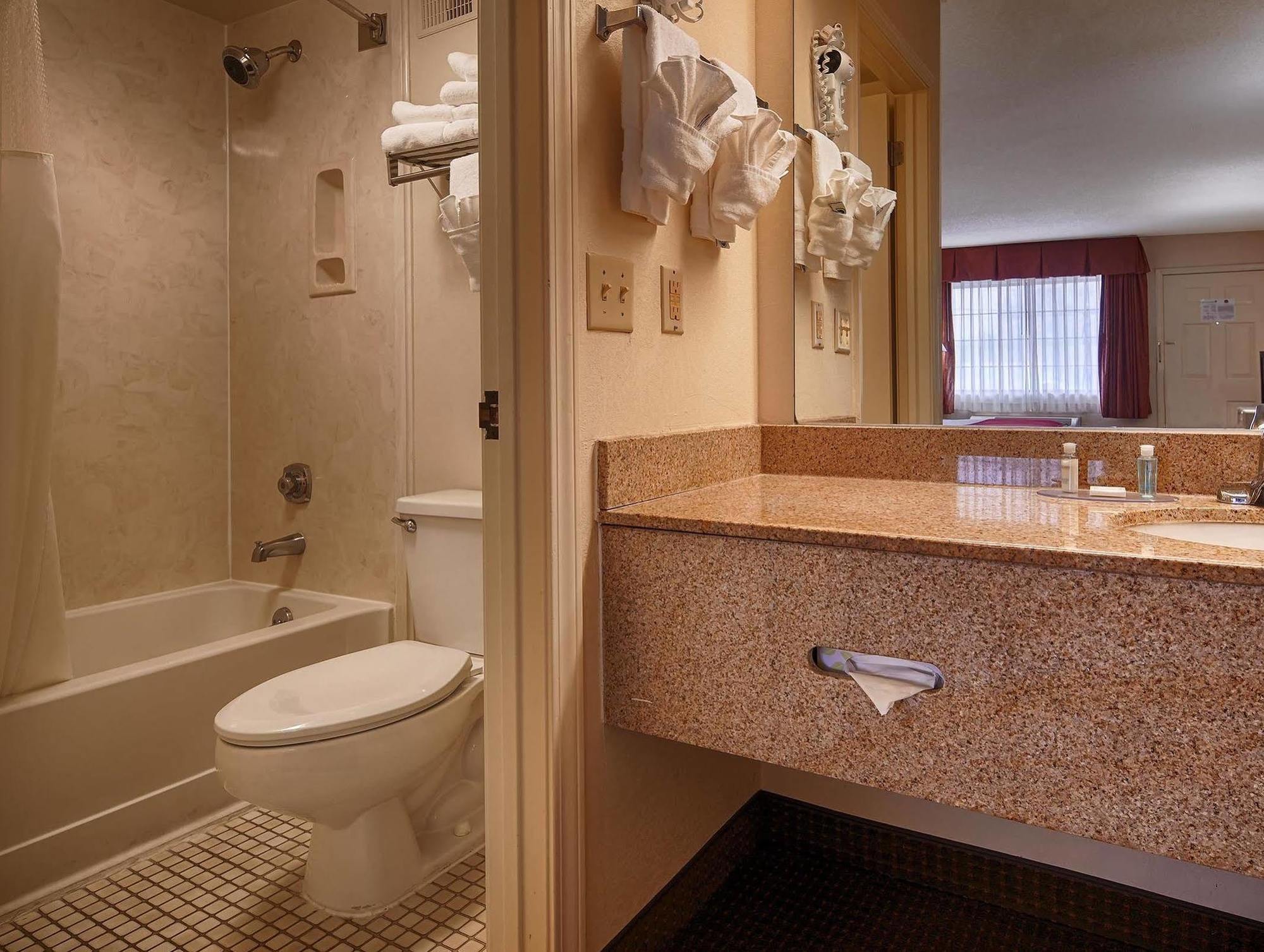 Best Western Airport Inn Пърл Екстериор снимка