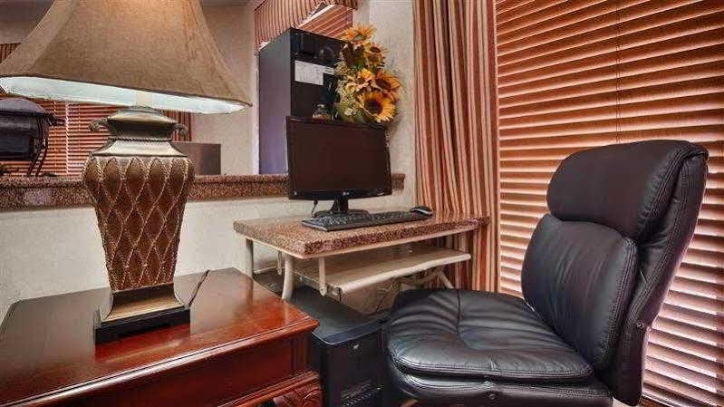 Best Western Airport Inn Пърл Екстериор снимка